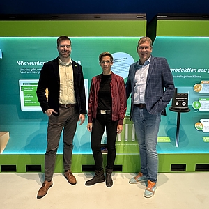 Vertreter*innen der Biosphäre Potsdam und der Energie und Wasser Potsdam bei der Ausstellungseröffnung "Alles im Fluss"