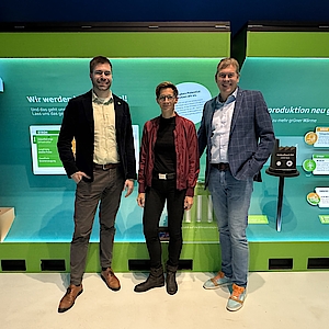 Vertreter*innen der Biosphäre Potsdam und der Energie und Wasser Potsdam bei der Ausstellungseröffnung "Alles im Fluss"